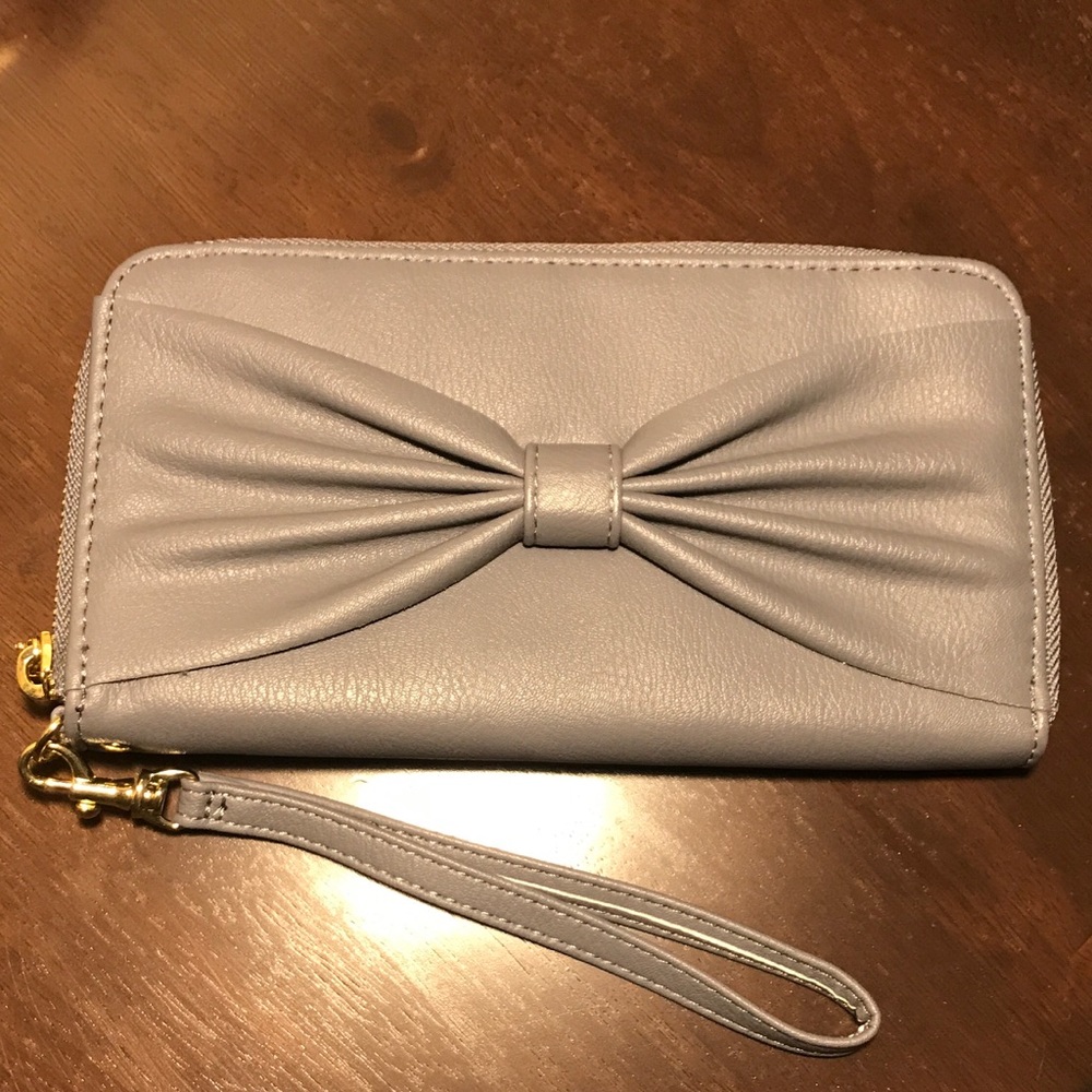 Grey Bow Wristlet